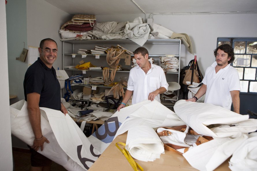 Τέσσερις ιδιοφυείς Ελληνες: Φτιάχνουν τσάντες ανακυκλώνοντας πανιά ιστιοφόρων [εικόνες] | iefimerida.gr 6