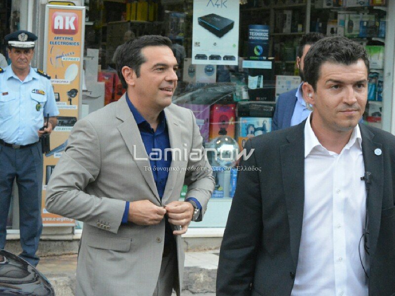 Δώρισαν φανέλα της Λαμίας στον Αλέξη Τσίπρα με το όνομά του [εικόνες & βίντεο] | iefimerida.gr 0