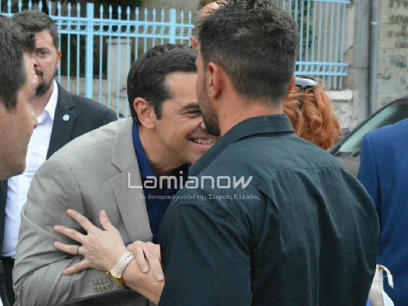 Δώρισαν φανέλα της Λαμίας στον Αλέξη Τσίπρα με το όνομά του [εικόνες & βίντεο] | iefimerida.gr 2