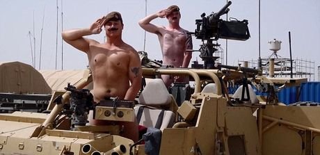 Οι Βρετανοί γδύνονται για να υποστηρίξουν τον Πρίγκιπα Χάρι [εικόνες] | iefimerida.gr 3