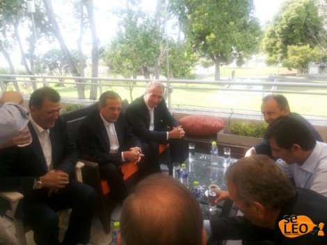 Το χαλαρό φρέντο καπουτσίνο του Αντώνη Σαμαρά στην παραλία της Θεσσαλονίκης [εικόνες&βίντεο] | iefimerida.gr 0