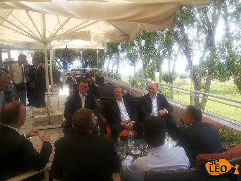 Το χαλαρό φρέντο καπουτσίνο του Αντώνη Σαμαρά στην παραλία της Θεσσαλονίκης [εικόνες&βίντεο] | iefimerida.gr 1