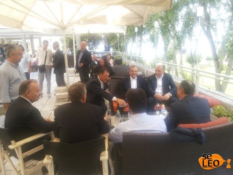 Το χαλαρό φρέντο καπουτσίνο του Αντώνη Σαμαρά στην παραλία της Θεσσαλονίκης [εικόνες&βίντεο] | iefimerida.gr 2