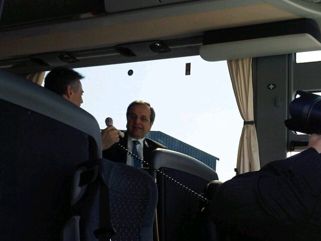 O Σαμαράς στο πούλμαν κάνει tour με τ' αφεντικά της Cosco στον Πειραιά [εικόνα] | iefimerida.gr 0