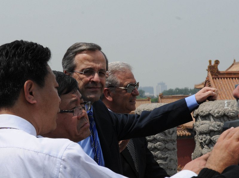 Ξεφυλλίζοντας το άλμπουμ του Σαμαρά στην Κίνα: Τι έγραψε, τι είδε, γιατί ήθελαν να τον ακουμπήσουν οι Κινέζες [εικόνες&βίντεο] | iefimerida.gr 3