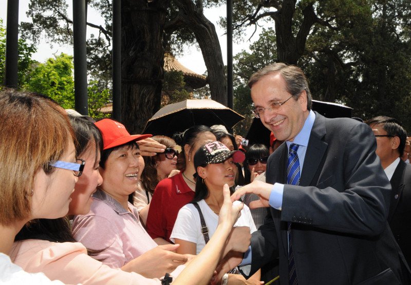 Ξεφυλλίζοντας το άλμπουμ του Σαμαρά στην Κίνα: Τι έγραψε, τι είδε, γιατί ήθελαν να τον ακουμπήσουν οι Κινέζες [εικόνες&βίντεο] | iefimerida.gr 2