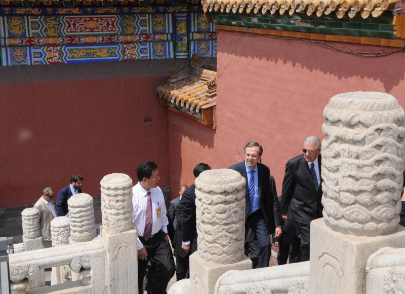 Ξεφυλλίζοντας το άλμπουμ του Σαμαρά στην Κίνα: Τι έγραψε, τι είδε, γιατί ήθελαν να τον ακουμπήσουν οι Κινέζες [εικόνες&βίντεο] | iefimerida.gr 5