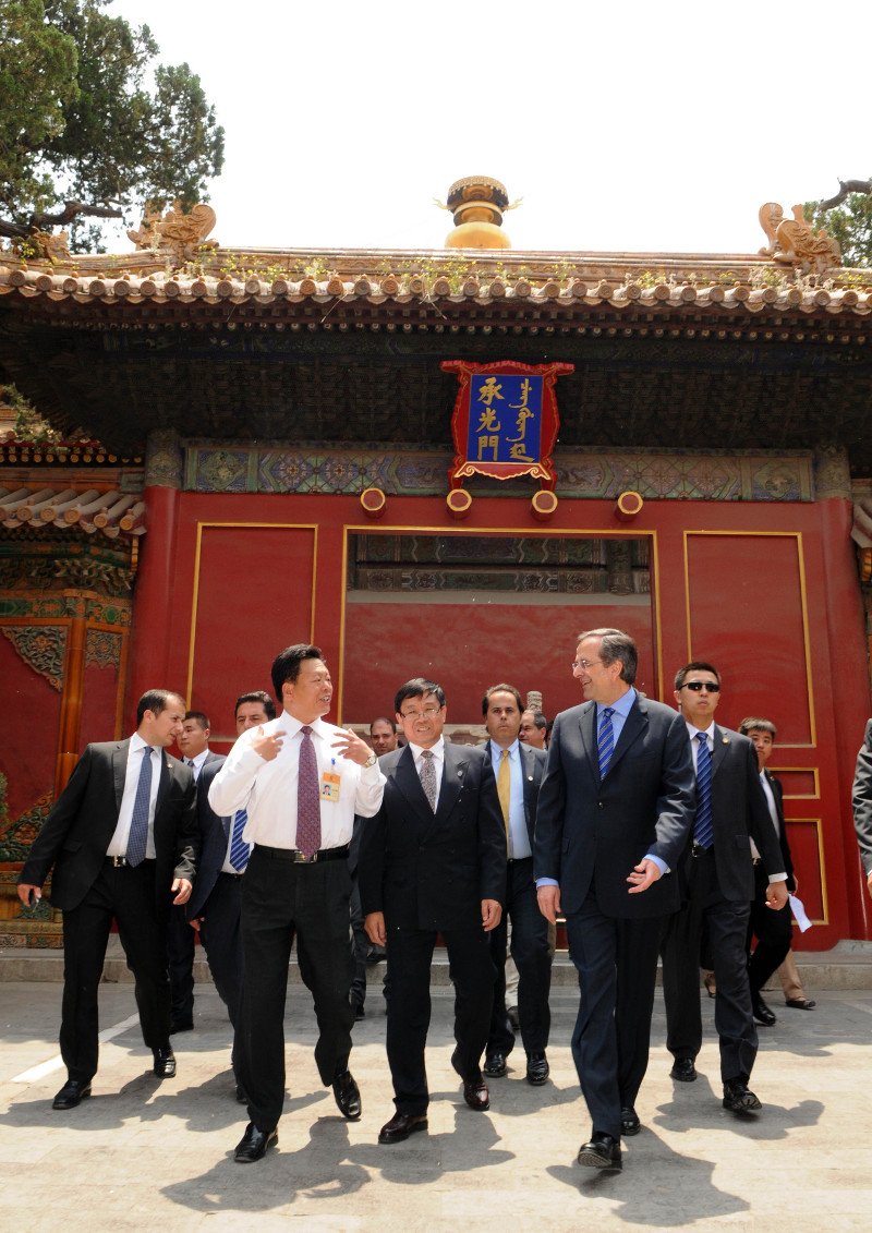 Ξεφυλλίζοντας το άλμπουμ του Σαμαρά στην Κίνα: Τι έγραψε, τι είδε, γιατί ήθελαν να τον ακουμπήσουν οι Κινέζες [εικόνες&βίντεο] | iefimerida.gr 1