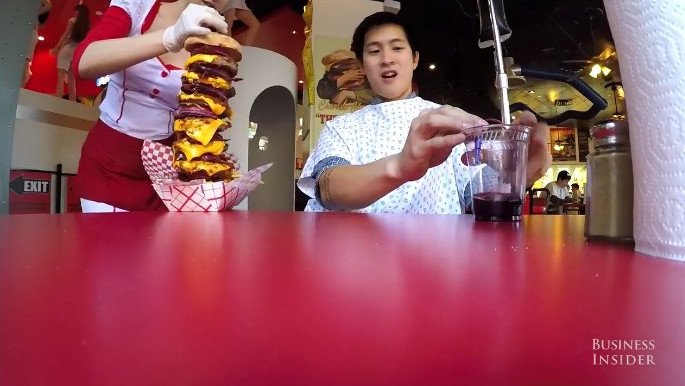 Το μπέργκερ των 20.000 θερμίδων -Μία «βόμβα» για τον οργανισμό [εικόνες] | iefimerida.gr 0