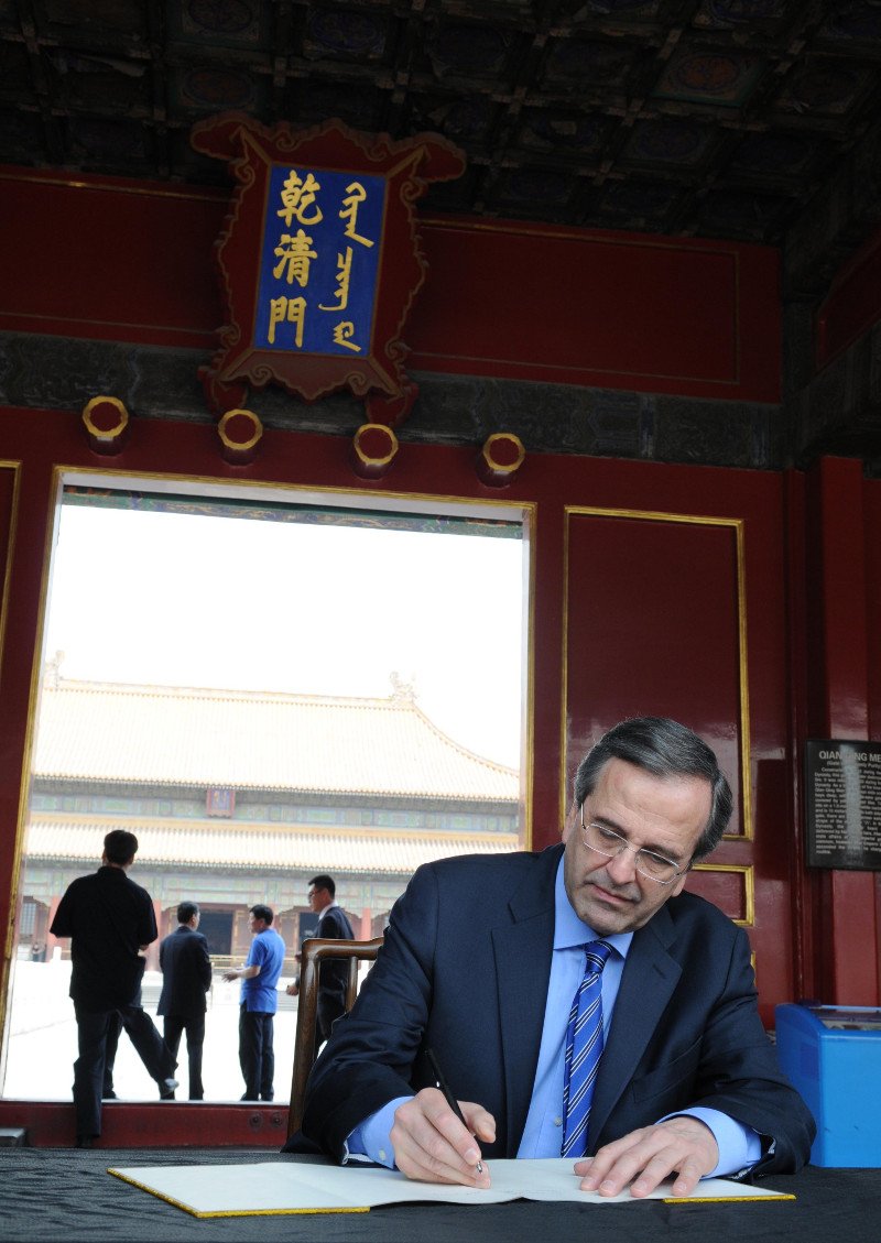 Ξεφυλλίζοντας το άλμπουμ του Σαμαρά στην Κίνα: Τι έγραψε, τι είδε, γιατί ήθελαν να τον ακουμπήσουν οι Κινέζες [εικόνες&βίντεο] | iefimerida.gr 0