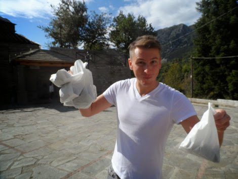 Ριάλιτι στο γεφύρι της Αρτας -Βρετανοί έκαναν δοκιμασίες με τσίπουρο, κάστανα και τηγανίτες [εικόνες] | iefimerida.gr 2