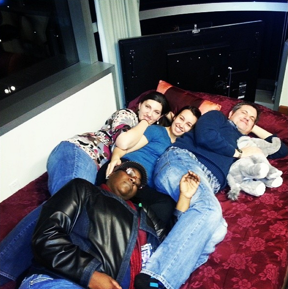 Πληρώνεται για να τους κρατάει αγκαλιά -Το απίστευτο επάγγελμα [βίντεο] | iefimerida.gr 3