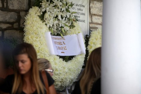 Tο τελευταίο αντίο στον Αντώνη Βαρδή -Συντετριμμένοι ο γιος, η κόρη και η σύντροφός του [εικόνες] | iefimerida.gr 3