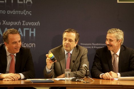 Τα πολύχρωμα δωράκια που έδωσε ο υπουργός Περιβάλλοντος στον Σαμαρά: Ενα αντιστρές βαρελάκι και 5 μαντηλάκια για τα γυαλιά | iefimerida.gr 2