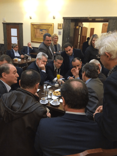 Τσάι με λεμόνι και κουλουράκια για τον Σαμαρά στη Βουλή – Τι απάντησε για το αντάρτικο Κακλαμάνη [εικόνες] | iefimerida.gr 0