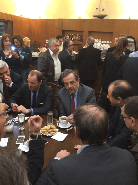 Τσάι με λεμόνι και κουλουράκια για τον Σαμαρά στη Βουλή – Τι απάντησε για το αντάρτικο Κακλαμάνη [εικόνες] | iefimerida.gr 1