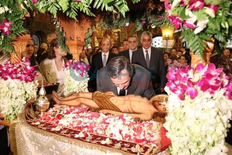 Σε επιτάφιο της Πύλου ο Αντώνης Σαμαράς -Εψαλε μαζί με τη χορωδία ύμνους της Μεγάλης Παρασκευής [εικόνες & βίντεο] | iefimerida.gr 1