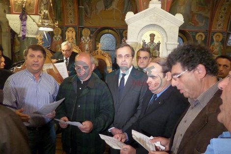 Σε επιτάφιο της Πύλου ο Αντώνης Σαμαράς -Εψαλε μαζί με τη χορωδία ύμνους της Μεγάλης Παρασκευής [εικόνες & βίντεο] | iefimerida.gr 0