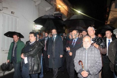 Σε επιτάφιο της Πύλου ο Αντώνης Σαμαράς -Εψαλε μαζί με τη χορωδία ύμνους της Μεγάλης Παρασκευής [εικόνες & βίντεο] | iefimerida.gr 9