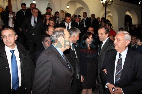 Σε επιτάφιο της Πύλου ο Αντώνης Σαμαράς -Εψαλε μαζί με τη χορωδία ύμνους της Μεγάλης Παρασκευής [εικόνες & βίντεο] | iefimerida.gr 7