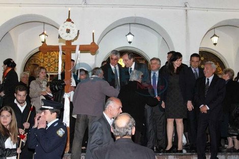 Σε επιτάφιο της Πύλου ο Αντώνης Σαμαράς -Εψαλε μαζί με τη χορωδία ύμνους της Μεγάλης Παρασκευής [εικόνες & βίντεο] | iefimerida.gr 6