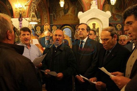 Σε επιτάφιο της Πύλου ο Αντώνης Σαμαράς -Εψαλε μαζί με τη χορωδία ύμνους της Μεγάλης Παρασκευής [εικόνες & βίντεο] | iefimerida.gr 4