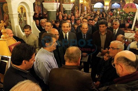 Σε επιτάφιο της Πύλου ο Αντώνης Σαμαράς -Εψαλε μαζί με τη χορωδία ύμνους της Μεγάλης Παρασκευής [εικόνες & βίντεο] | iefimerida.gr 3