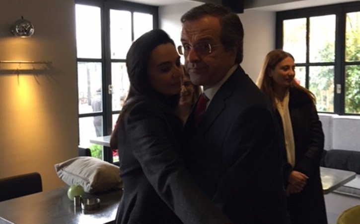 Η τρυφερή αγκαλιά της Γεωργίας Σαμαρά στον σύζυγό της -Πώς της το ανταπέδωσε ο πρωθυπουργός [εικόνες] | iefimerida.gr 0