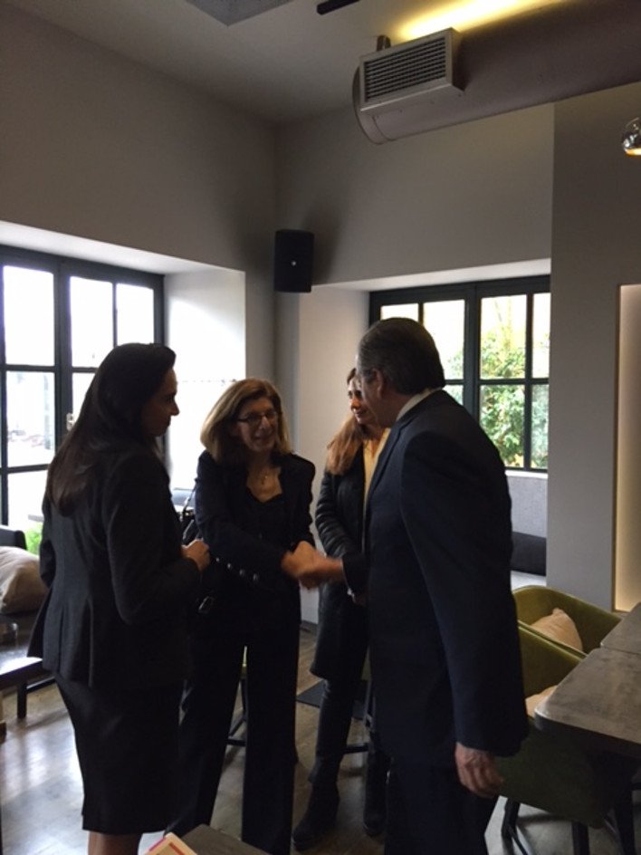 Η τρυφερή αγκαλιά της Γεωργίας Σαμαρά στον σύζυγό της -Πώς της το ανταπέδωσε ο πρωθυπουργός [εικόνες] | iefimerida.gr 1