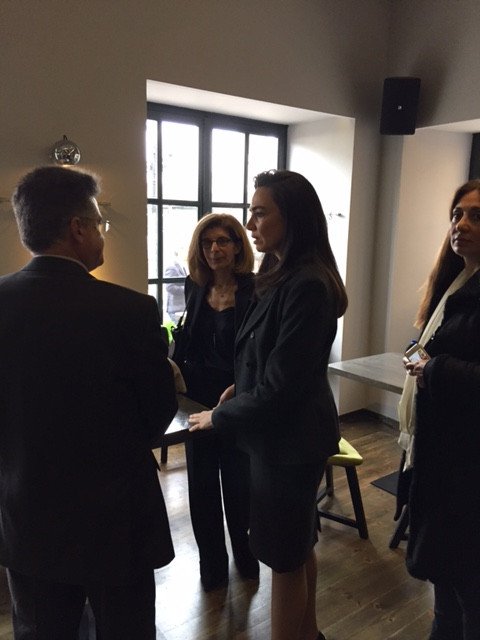 Η τρυφερή αγκαλιά της Γεωργίας Σαμαρά στον σύζυγό της -Πώς της το ανταπέδωσε ο πρωθυπουργός [εικόνες] | iefimerida.gr 2