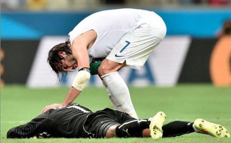 Ο σπουδαίος Γιώργος Σαμαράς παρηγορεί τον τερματοφύλακα της Ακτής Ελεφαντοστού μετά το πέναλτι [εικόνα] | iefimerida.gr 0