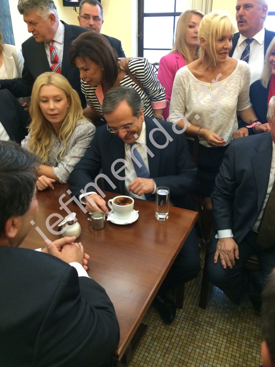 Βουλευτές περικύκλωσαν τον Αντώνη Σαμαρά στο καφενείο της Βουλής –Τα χαμόγελα, ο ΕΝΦΙΑ και η αγκαλιά με την Γκερέκου [εικόνες] | iefimerida.gr 7