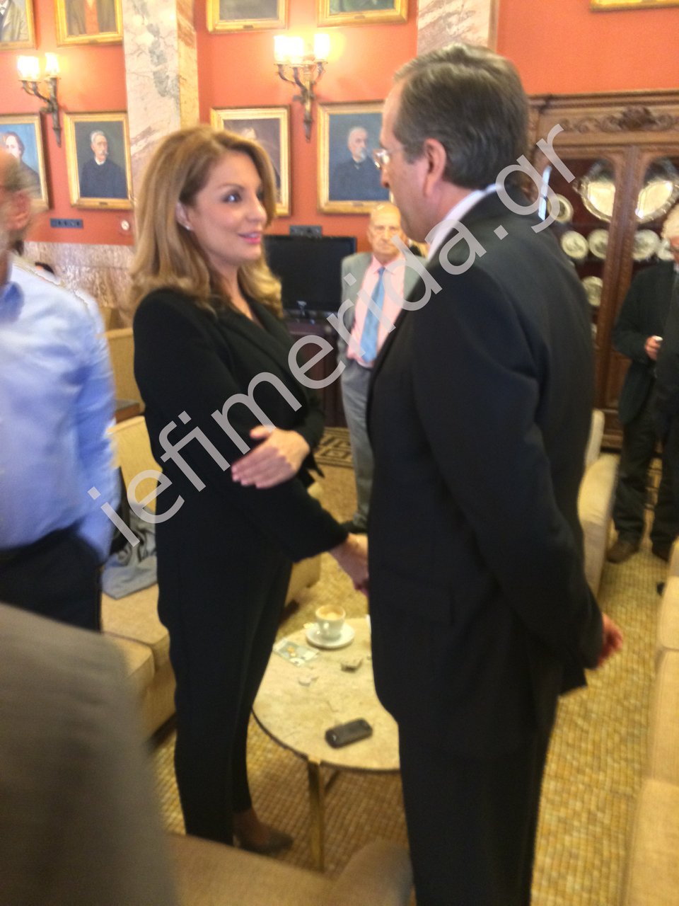 Βουλευτές περικύκλωσαν τον Αντώνη Σαμαρά στο καφενείο της Βουλής –Τα χαμόγελα, ο ΕΝΦΙΑ και η αγκαλιά με την Γκερέκου [εικόνες] | iefimerida.gr 1