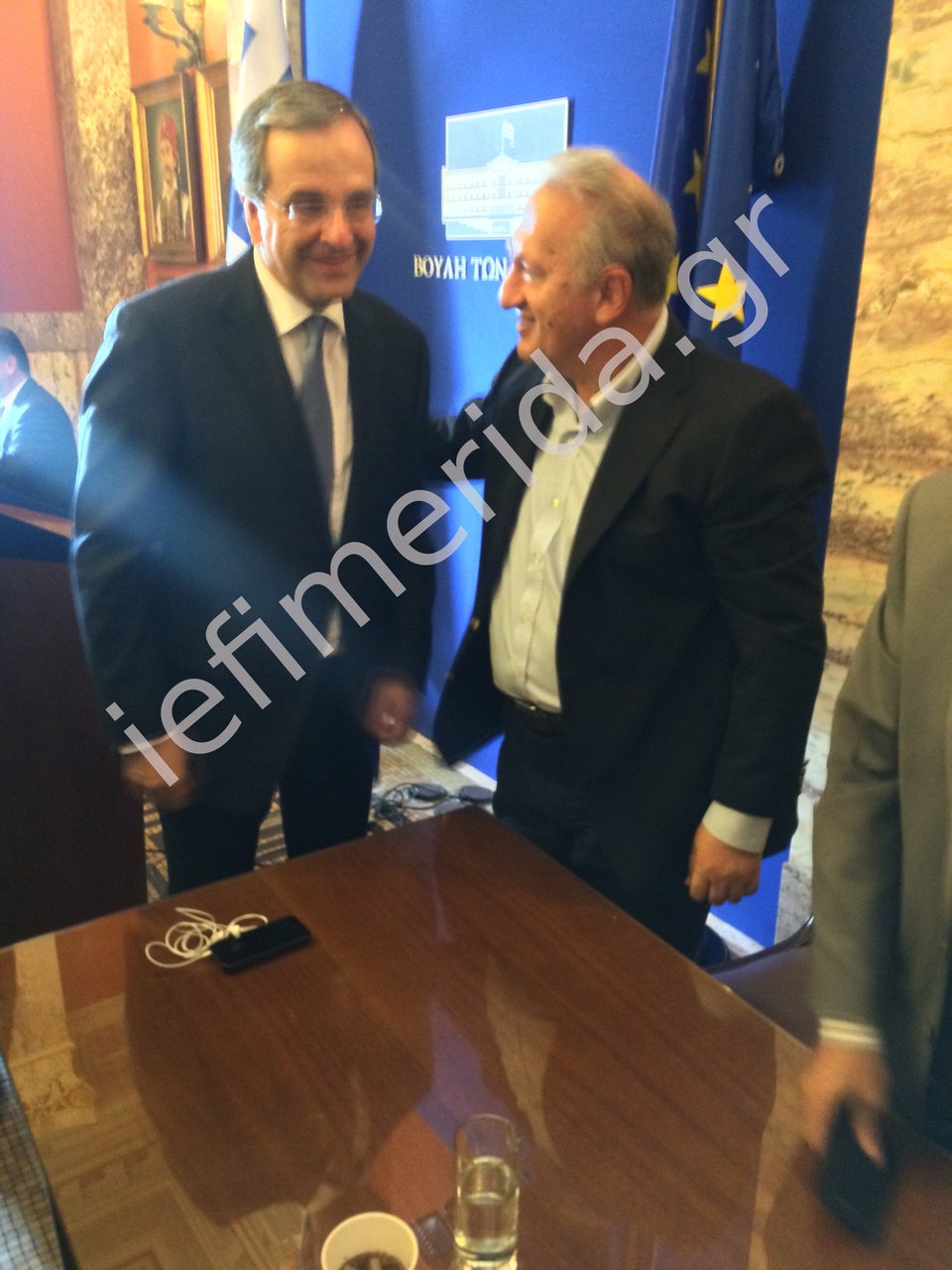 Βουλευτές περικύκλωσαν τον Αντώνη Σαμαρά στο καφενείο της Βουλής –Τα χαμόγελα, ο ΕΝΦΙΑ και η αγκαλιά με την Γκερέκου [εικόνες] | iefimerida.gr 2