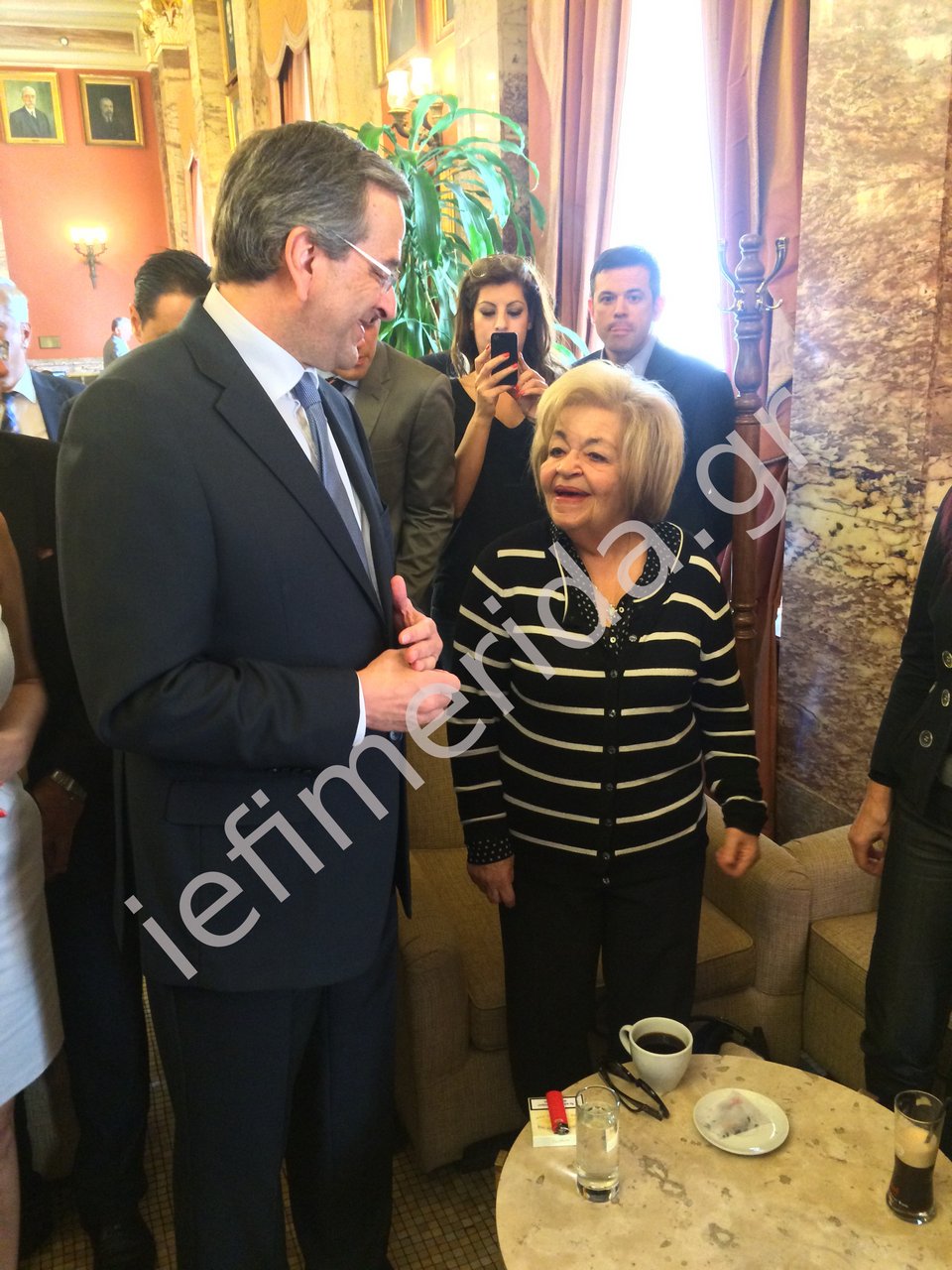 Βουλευτές περικύκλωσαν τον Αντώνη Σαμαρά στο καφενείο της Βουλής –Τα χαμόγελα, ο ΕΝΦΙΑ και η αγκαλιά με την Γκερέκου [εικόνες] | iefimerida.gr 3