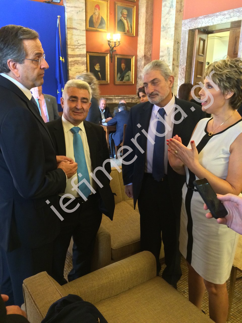 Βουλευτές περικύκλωσαν τον Αντώνη Σαμαρά στο καφενείο της Βουλής –Τα χαμόγελα, ο ΕΝΦΙΑ και η αγκαλιά με την Γκερέκου [εικόνες] | iefimerida.gr 6