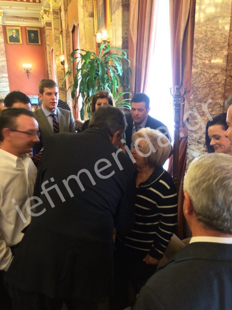 Βουλευτές περικύκλωσαν τον Αντώνη Σαμαρά στο καφενείο της Βουλής –Τα χαμόγελα, ο ΕΝΦΙΑ και η αγκαλιά με την Γκερέκου [εικόνες] | iefimerida.gr 5