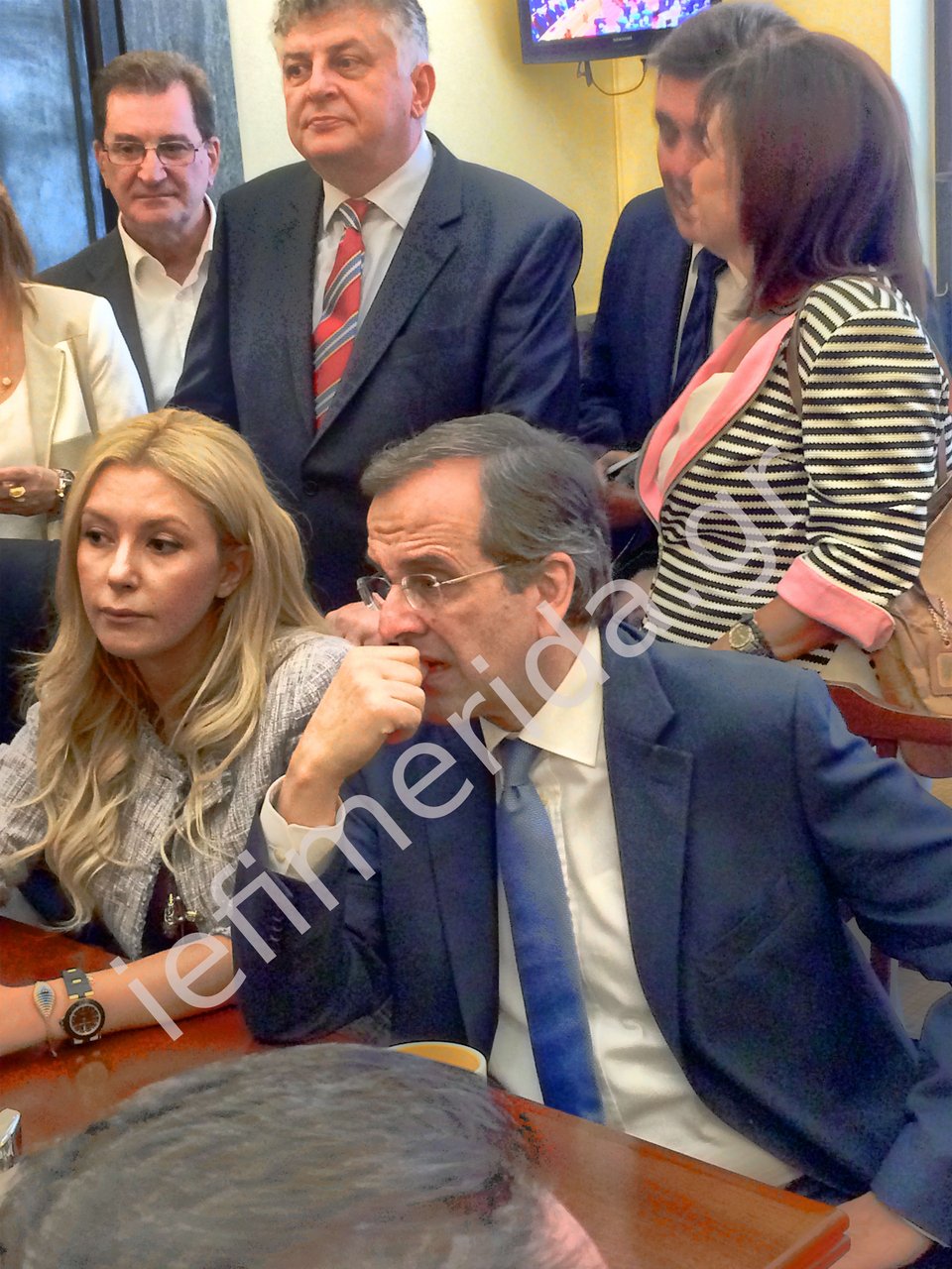 Βουλευτές περικύκλωσαν τον Αντώνη Σαμαρά στο καφενείο της Βουλής –Τα χαμόγελα, ο ΕΝΦΙΑ και η αγκαλιά με την Γκερέκου [εικόνες] | iefimerida.gr 8