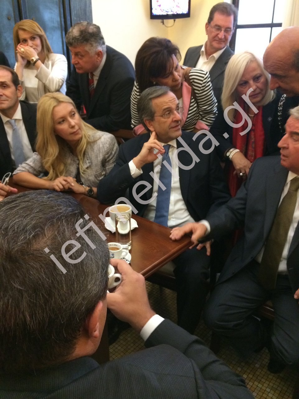 Βουλευτές περικύκλωσαν τον Αντώνη Σαμαρά στο καφενείο της Βουλής –Τα χαμόγελα, ο ΕΝΦΙΑ και η αγκαλιά με την Γκερέκου [εικόνες] | iefimerida.gr 9