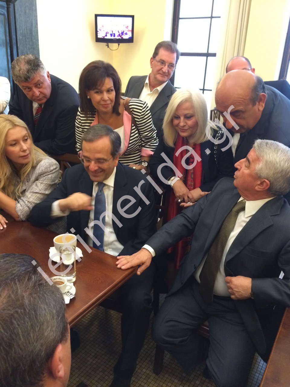 Βουλευτές περικύκλωσαν τον Αντώνη Σαμαρά στο καφενείο της Βουλής –Τα χαμόγελα, ο ΕΝΦΙΑ και η αγκαλιά με την Γκερέκου [εικόνες] | iefimerida.gr 10