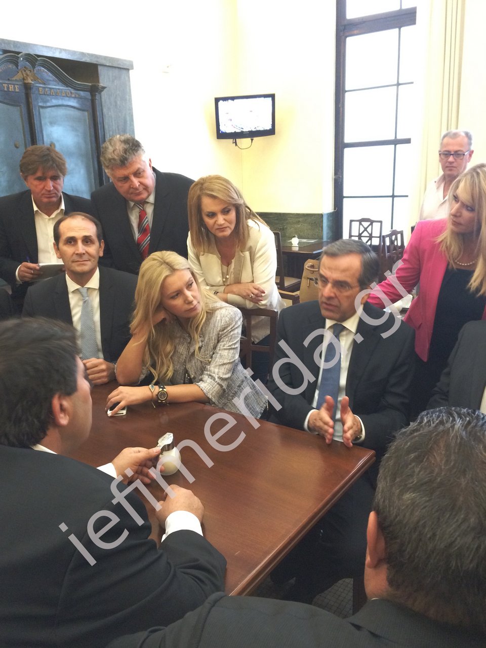 Βουλευτές περικύκλωσαν τον Αντώνη Σαμαρά στο καφενείο της Βουλής –Τα χαμόγελα, ο ΕΝΦΙΑ και η αγκαλιά με την Γκερέκου [εικόνες] | iefimerida.gr 11