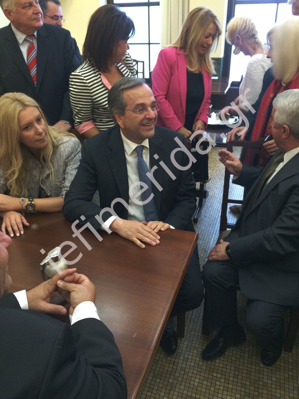 Βουλευτές περικύκλωσαν τον Αντώνη Σαμαρά στο καφενείο της Βουλής –Τα χαμόγελα, ο ΕΝΦΙΑ και η αγκαλιά με την Γκερέκου [εικόνες] | iefimerida.gr 12