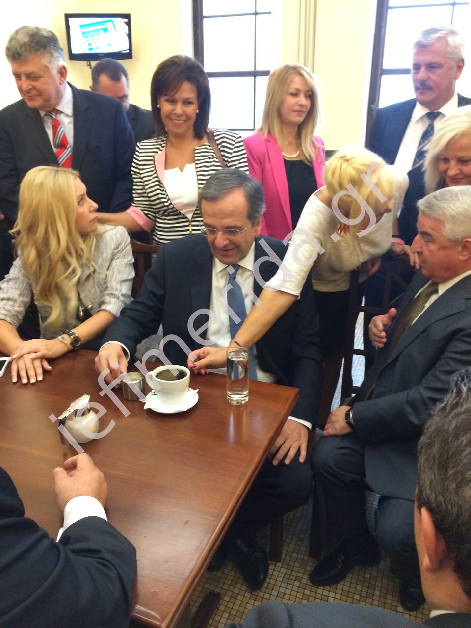 Βουλευτές περικύκλωσαν τον Αντώνη Σαμαρά στο καφενείο της Βουλής –Τα χαμόγελα, ο ΕΝΦΙΑ και η αγκαλιά με την Γκερέκου [εικόνες] | iefimerida.gr 13