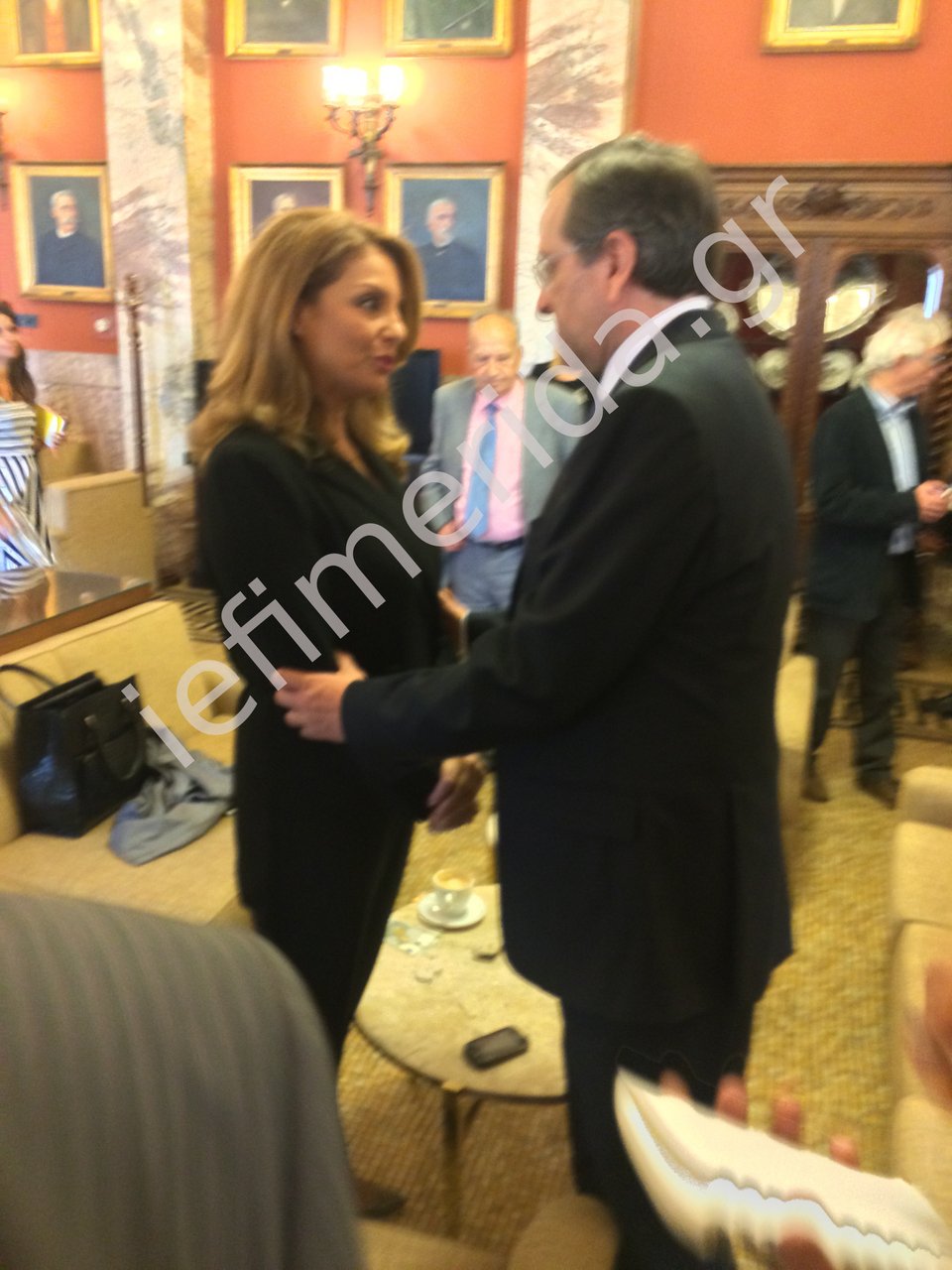 Βουλευτές περικύκλωσαν τον Αντώνη Σαμαρά στο καφενείο της Βουλής –Τα χαμόγελα, ο ΕΝΦΙΑ και η αγκαλιά με την Γκερέκου [εικόνες] | iefimerida.gr 0