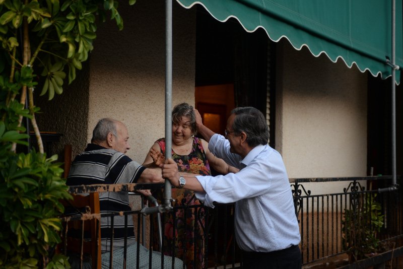 Στις λάσπες της Καλαμάτας, μετά τη θεομηνία, ο Σαμαράς [εικόνες] | iefimerida.gr 0