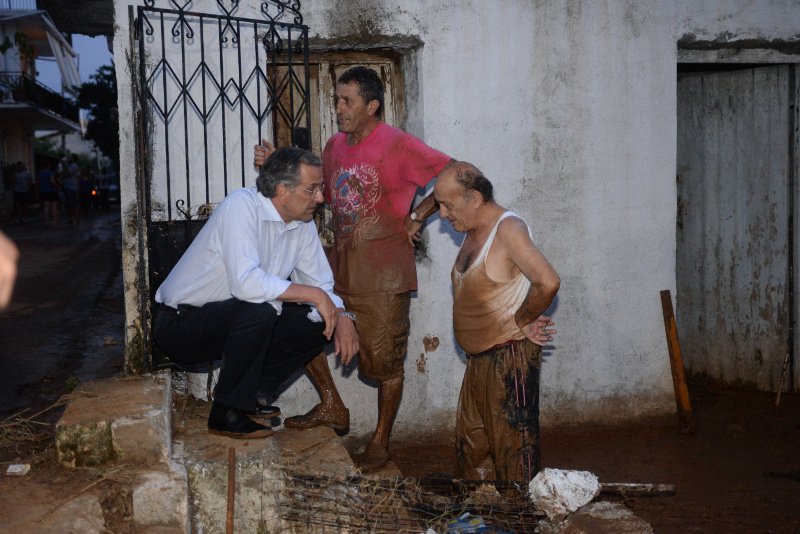 Στις λάσπες της Καλαμάτας, μετά τη θεομηνία, ο Σαμαράς [εικόνες] | iefimerida.gr 1