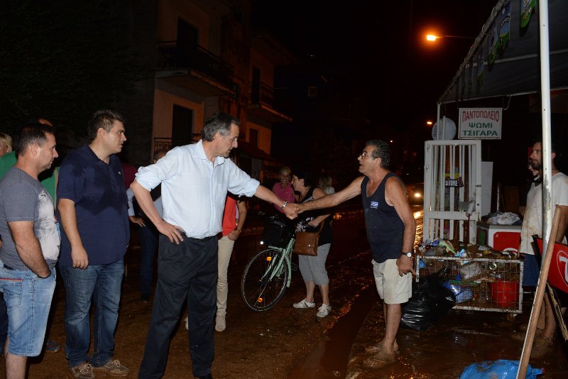 Στις λάσπες της Καλαμάτας, μετά τη θεομηνία, ο Σαμαράς [εικόνες] | iefimerida.gr 2