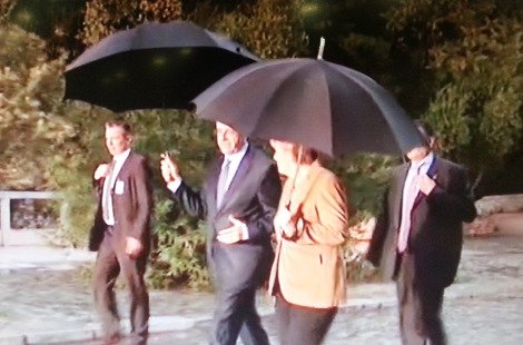 Οταν ο Αντώνης Σαμαράς έδειξε υπό βροχή την Ακρόπολη στην Ανγκελα Μέρκελ πριν φάνε κατσικάκι [εικόνες] | iefimerida.gr 1
