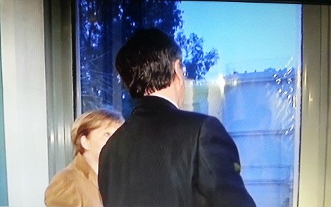 Οταν ο Αντώνης Σαμαράς έδειξε υπό βροχή την Ακρόπολη στην Ανγκελα Μέρκελ πριν φάνε κατσικάκι [εικόνες] | iefimerida.gr 4