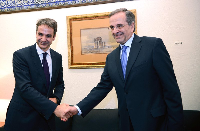 Θερμή χειραψία Σαμαρά – Μητσοτάκη [εικόνες] | iefimerida.gr 0